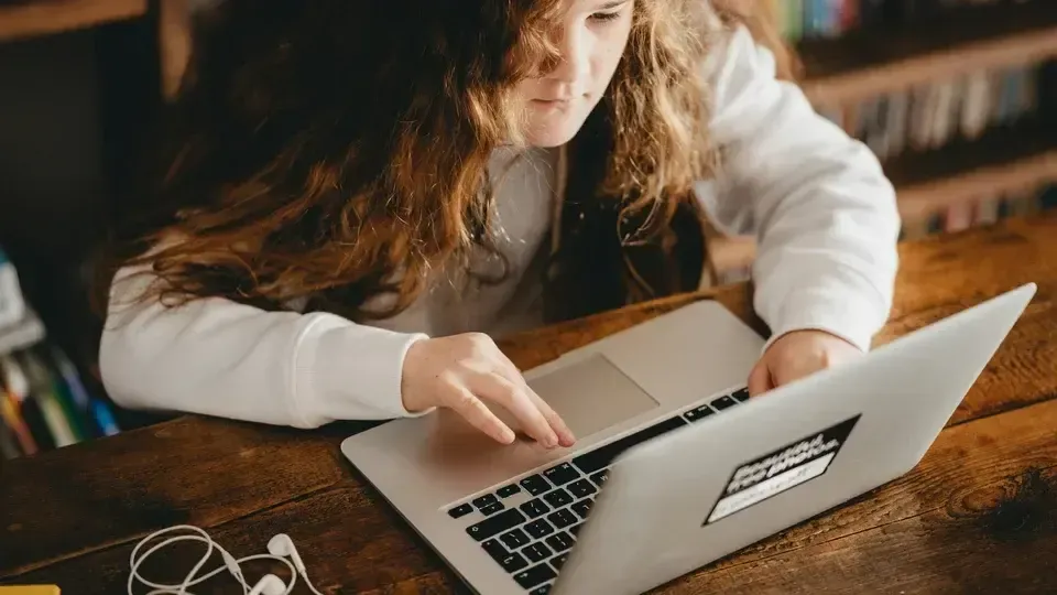 A relação entre tecnologia e desenvolvimento infantil: o que esperar?