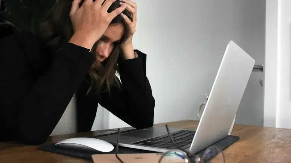 Entendendo a relação entre ansiedade e desempenho profissional