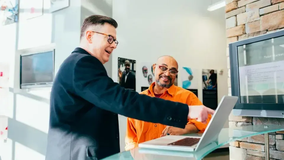 Como líderes podem promover a saúde mental no trabalho