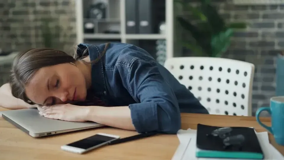 A relação entre trabalho e burnout: o que os pais precisam saber