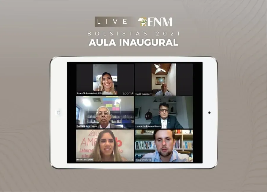 Novos bolsistas acompanham aula inaugural realizada pela ENM