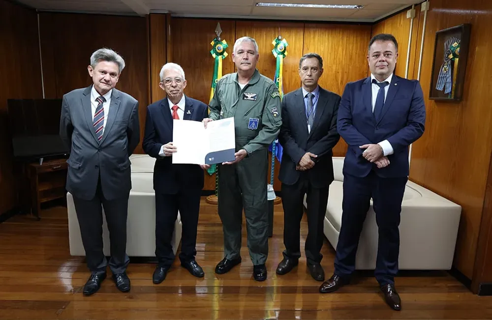 ENM firma parceria educacional com a Escola Superior de Defesa